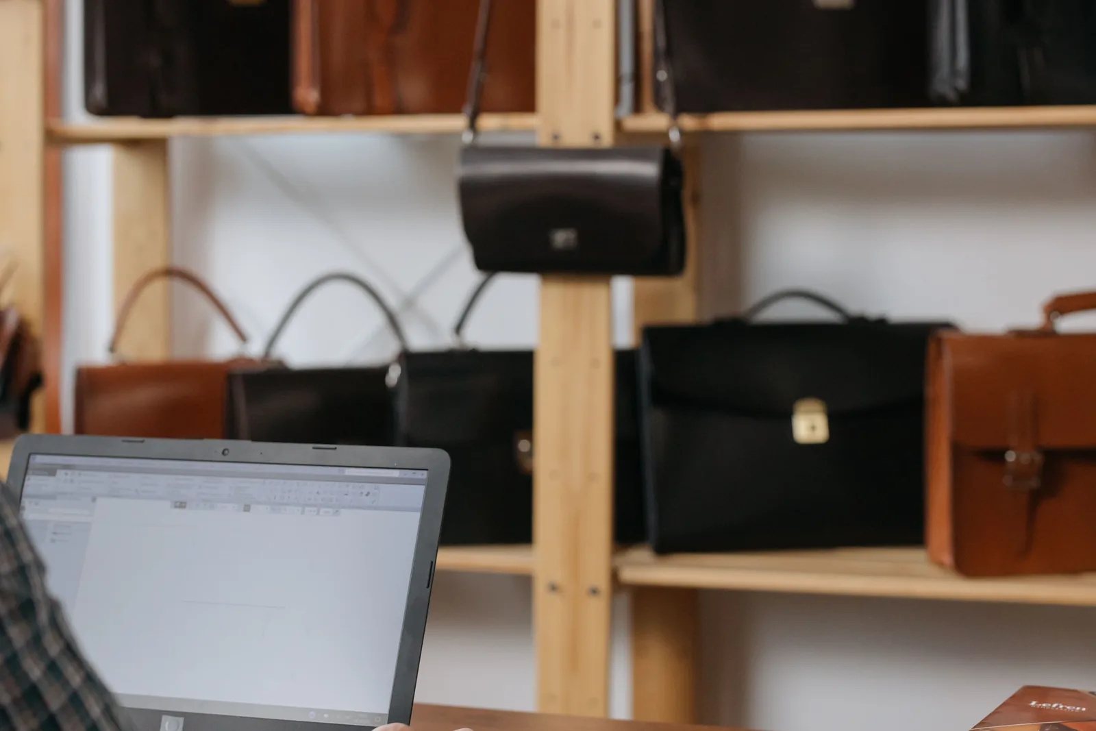 Un propriétaire de PME utilise son portable dans son atelier-boutique.